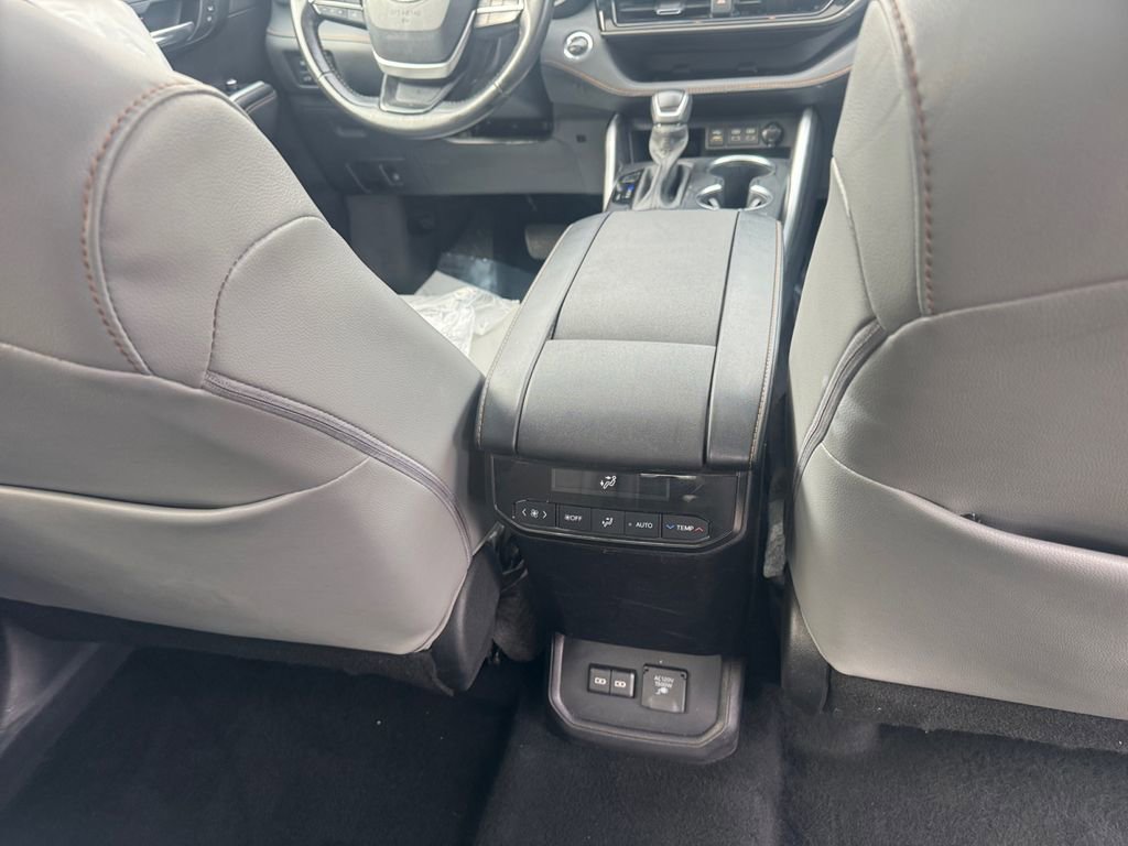 Used 2023 Toyota Highlander Bronze Edition image 24