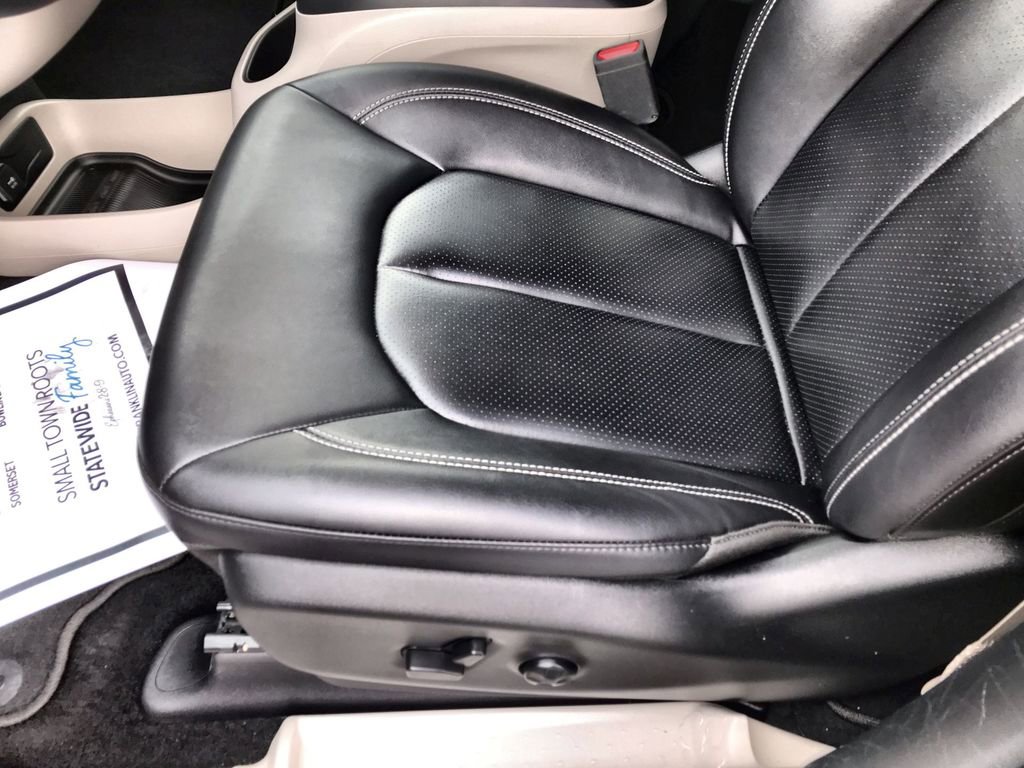 Used 2024 Chrysler Pacifica Touring-L image 12