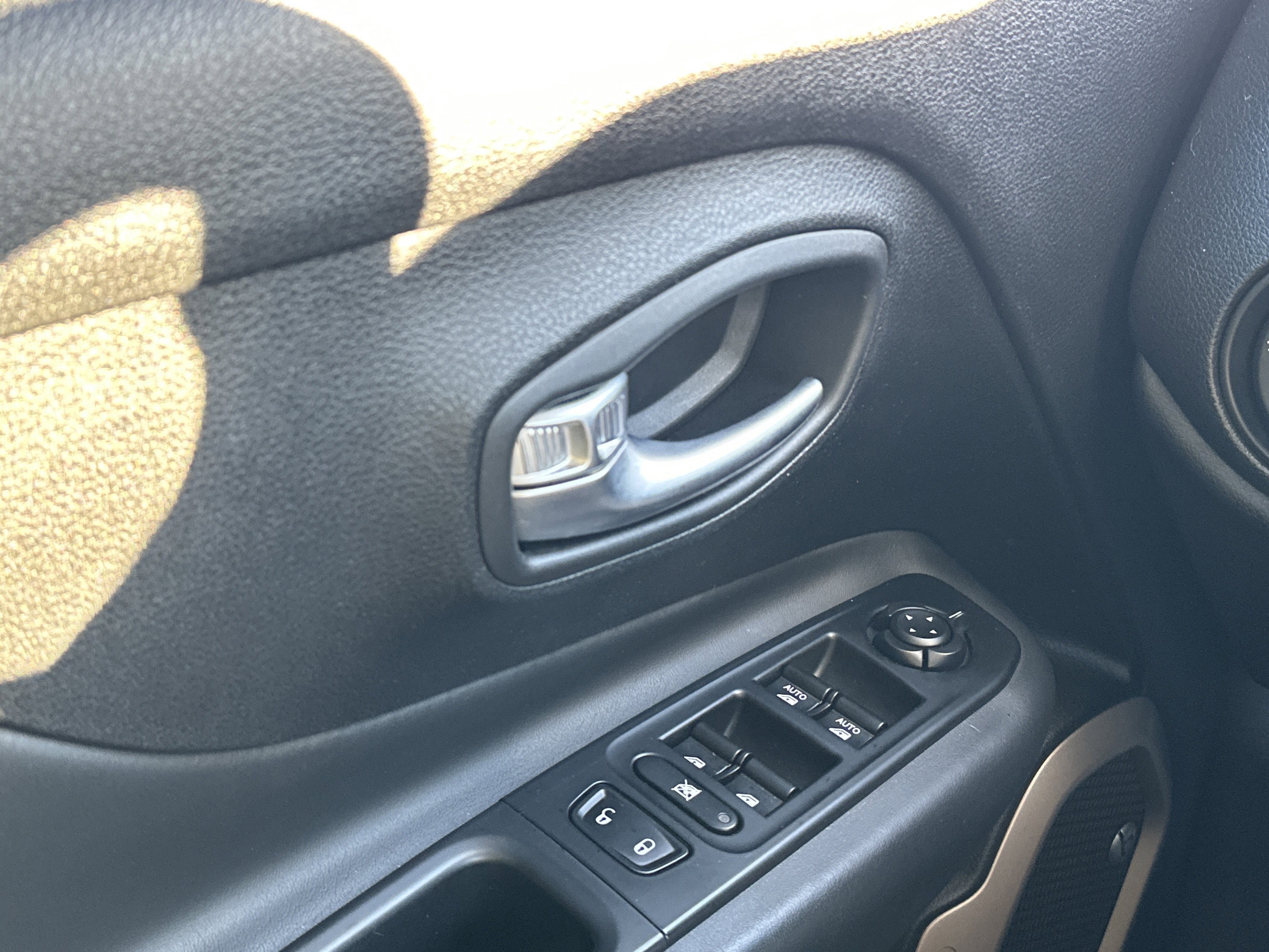 Used 2016 Jeep Renegade 75th Anniversary image 25