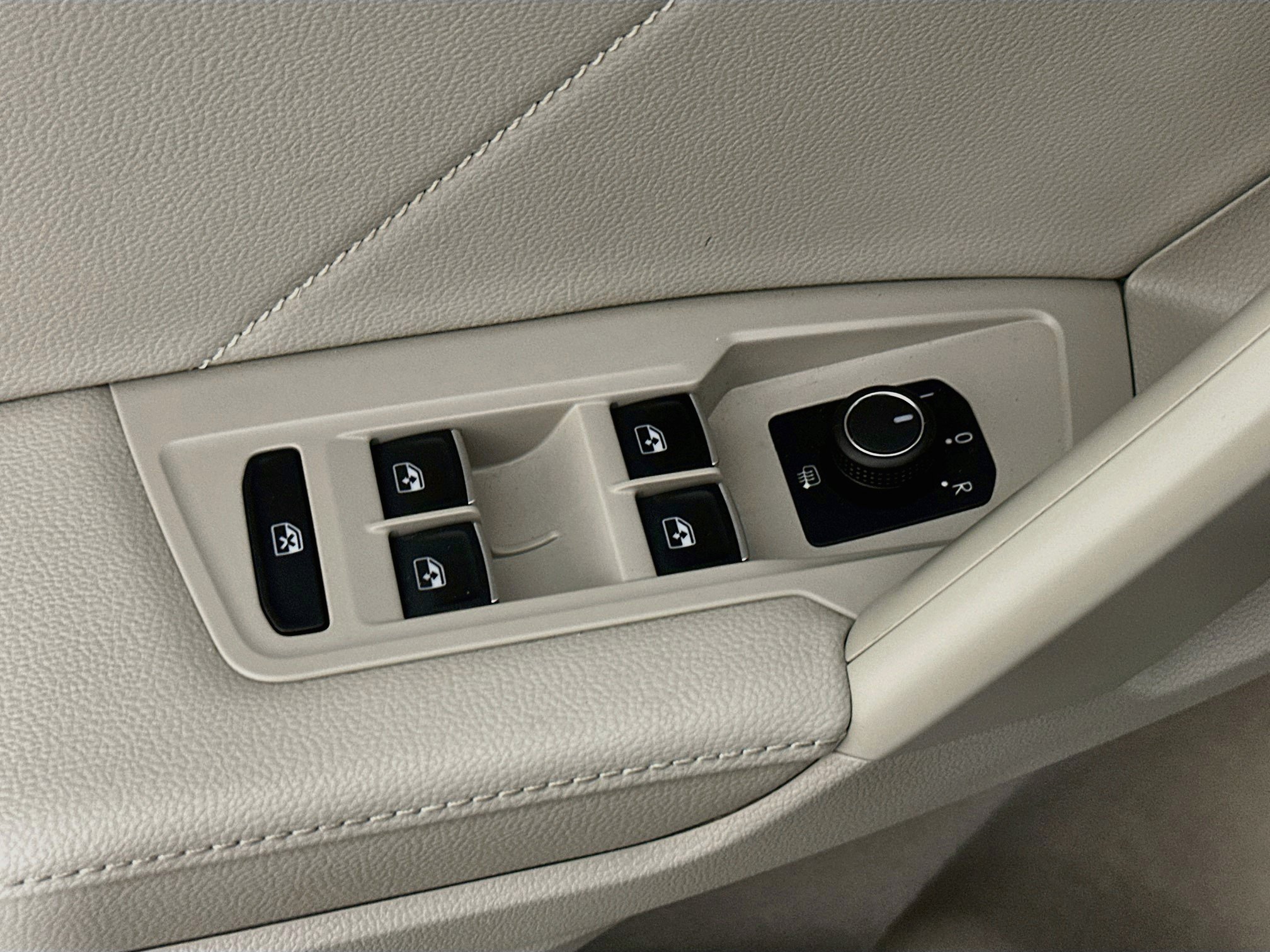 Used 2023 Volkswagen Tiguan SE FWD image 15