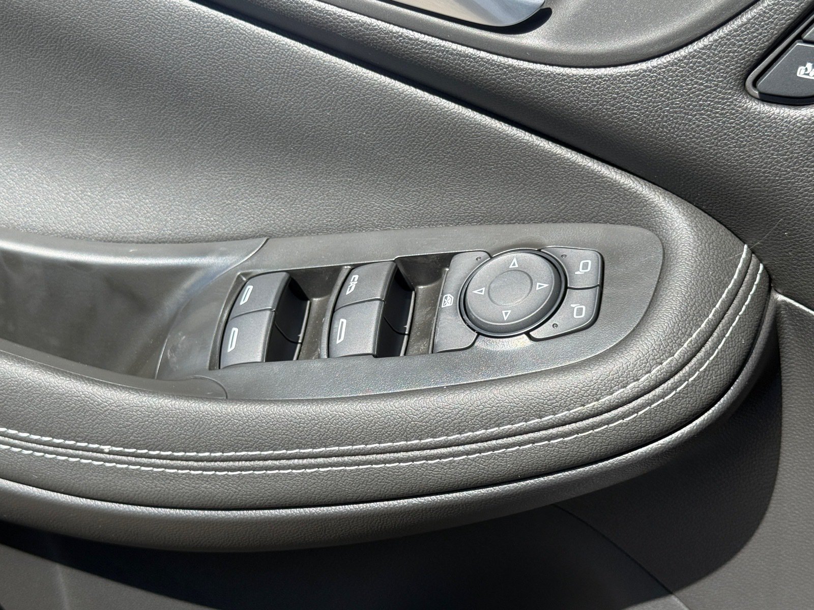 Used 2026 Buick Encore GX Avenir w/ Avenir Technology Package FWD image 23