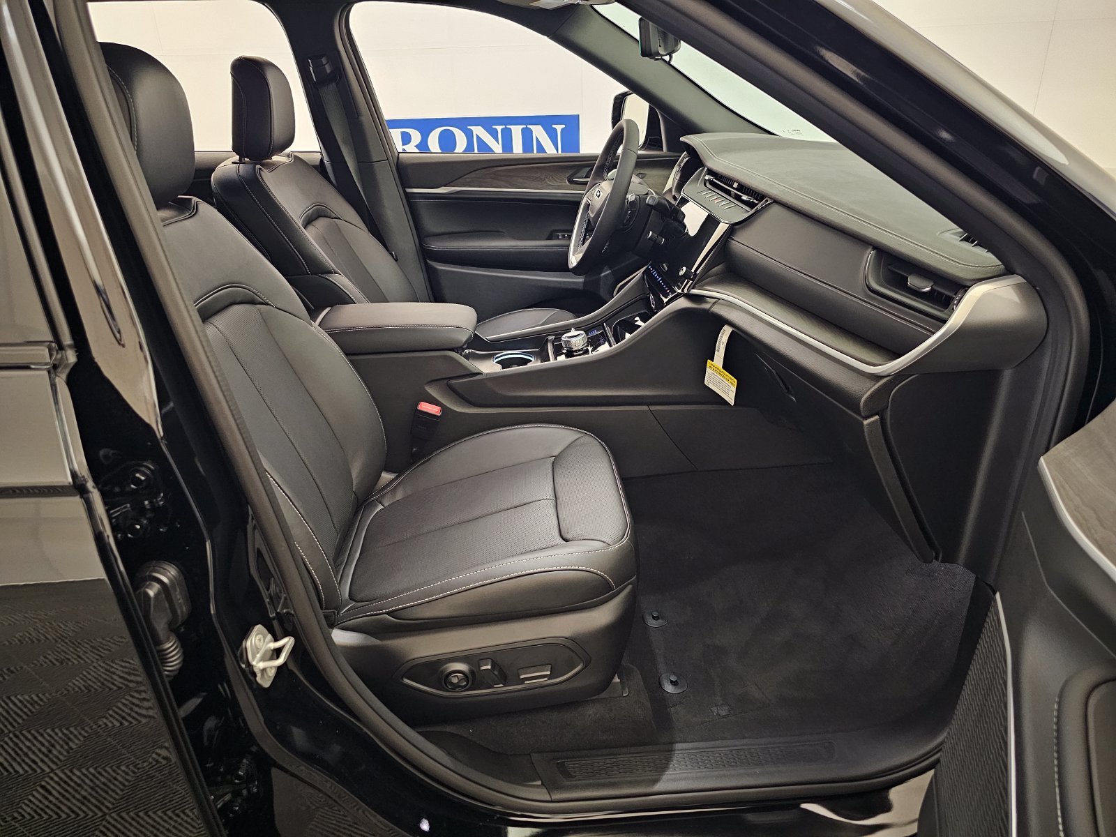 New 2026 Jeep Grand Cherokee Limited AWD/4WD image 32