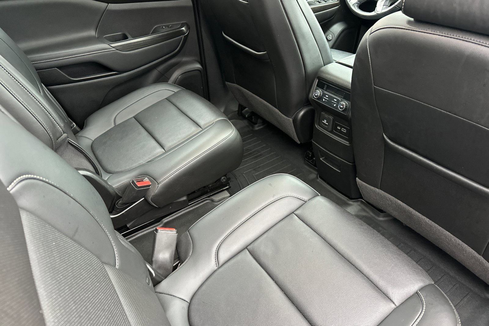 Used 2021 GMC Acadia SLT w/ Elevation Edition image 18