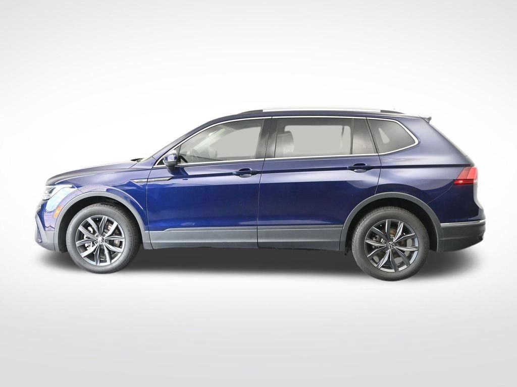 Used 2023 Volkswagen Tiguan SE w/ Panoramic Sunroof Package FWD image 9