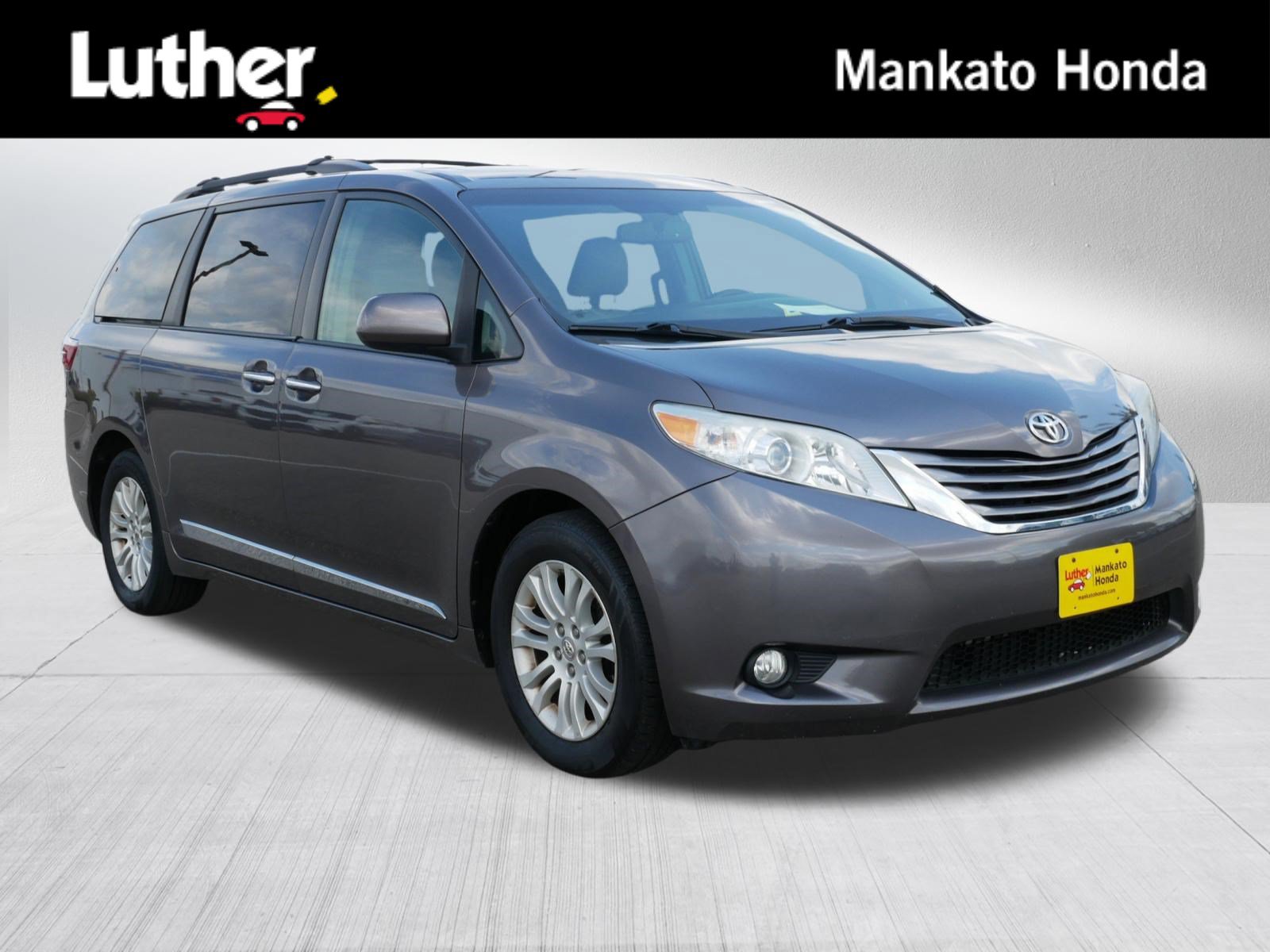 Used 2015 Toyota Sienna XLE w/ XLE Navigation Package FWD image 1