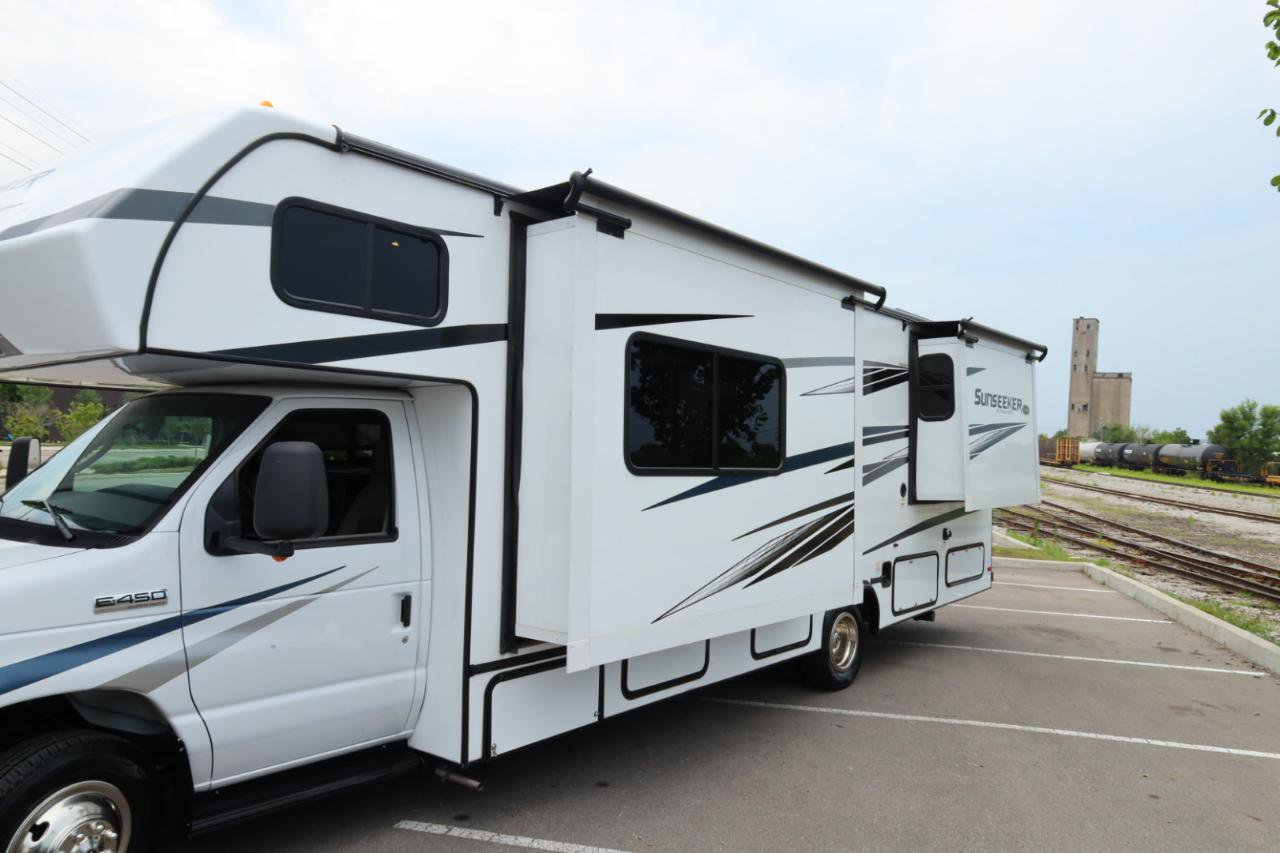 Used 2022 Ford E-450 and Econoline 450 Super Duty w/ Motorhome Prep Package RWD image 3