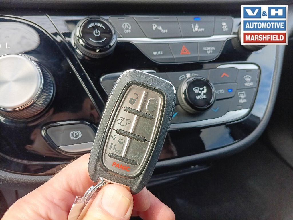 Used 2025 Chrysler Pacifica Select FWD image 12