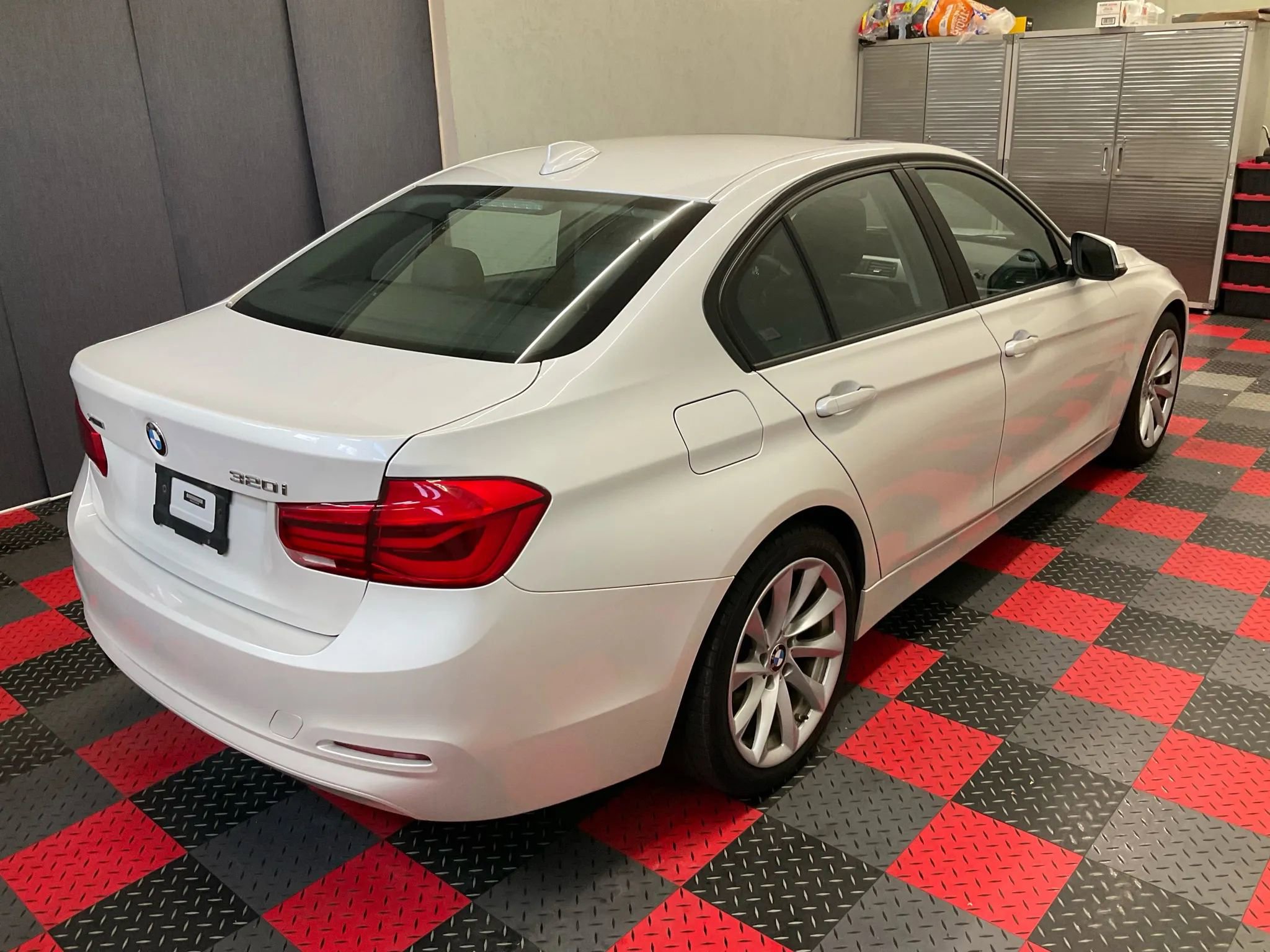 Used 2018 BMW 320i xDrive Sedan image 3