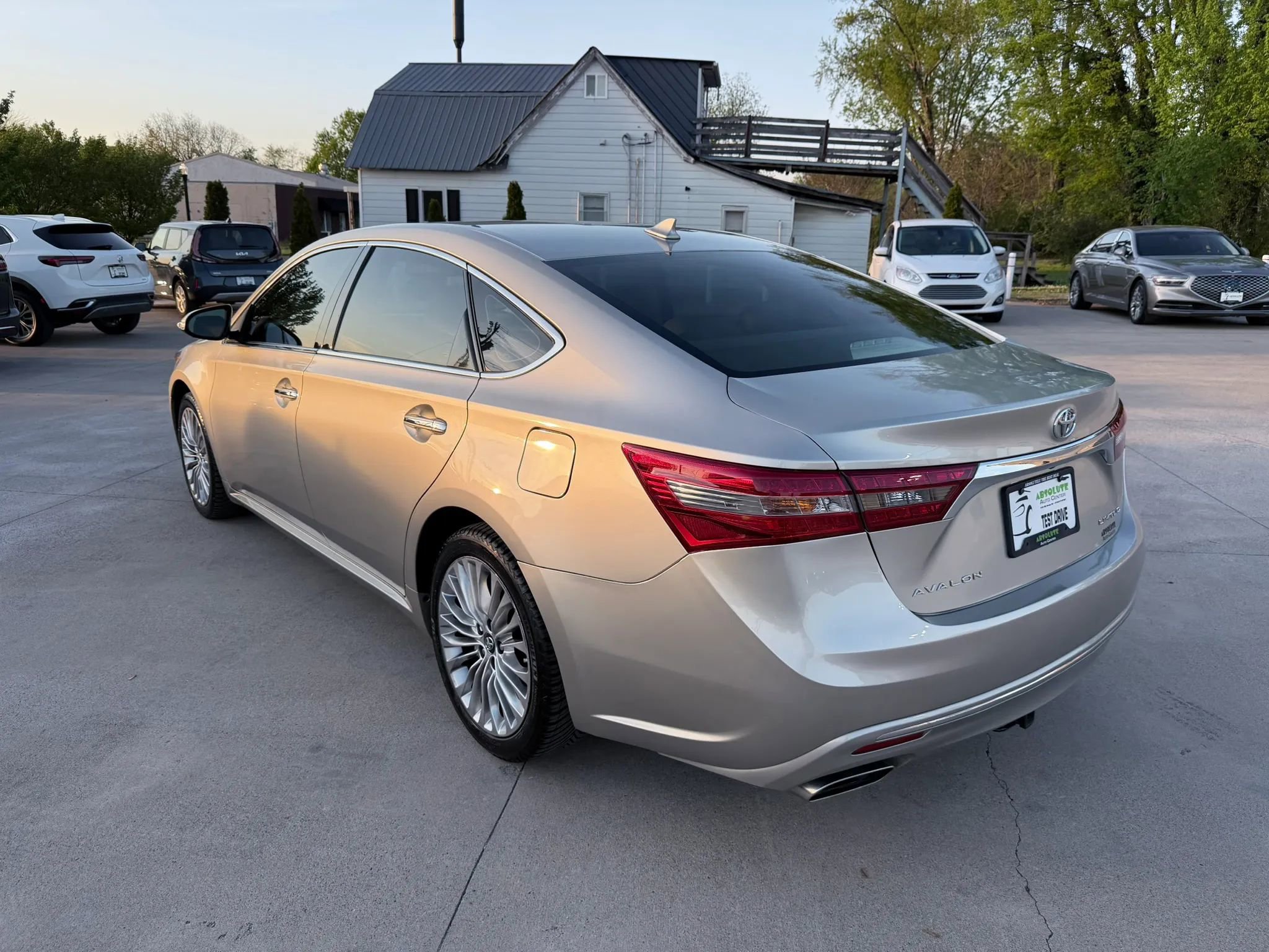Used 2017 Toyota Avalon Limited FWD image 59