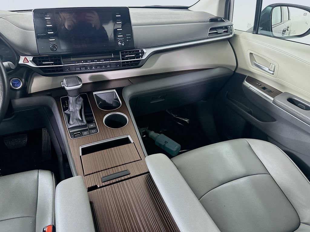 Used 2024 Toyota Sienna XLE FWD image 20