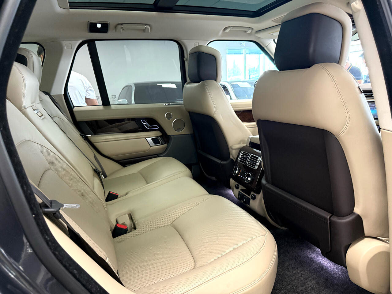 Used 2020 Land Rover Range Rover HSE image 25