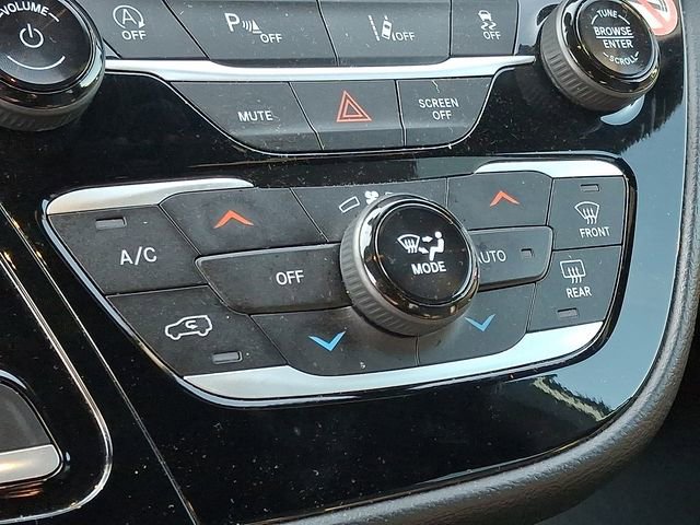 Used 2025 Chrysler Pacifica Select image 16