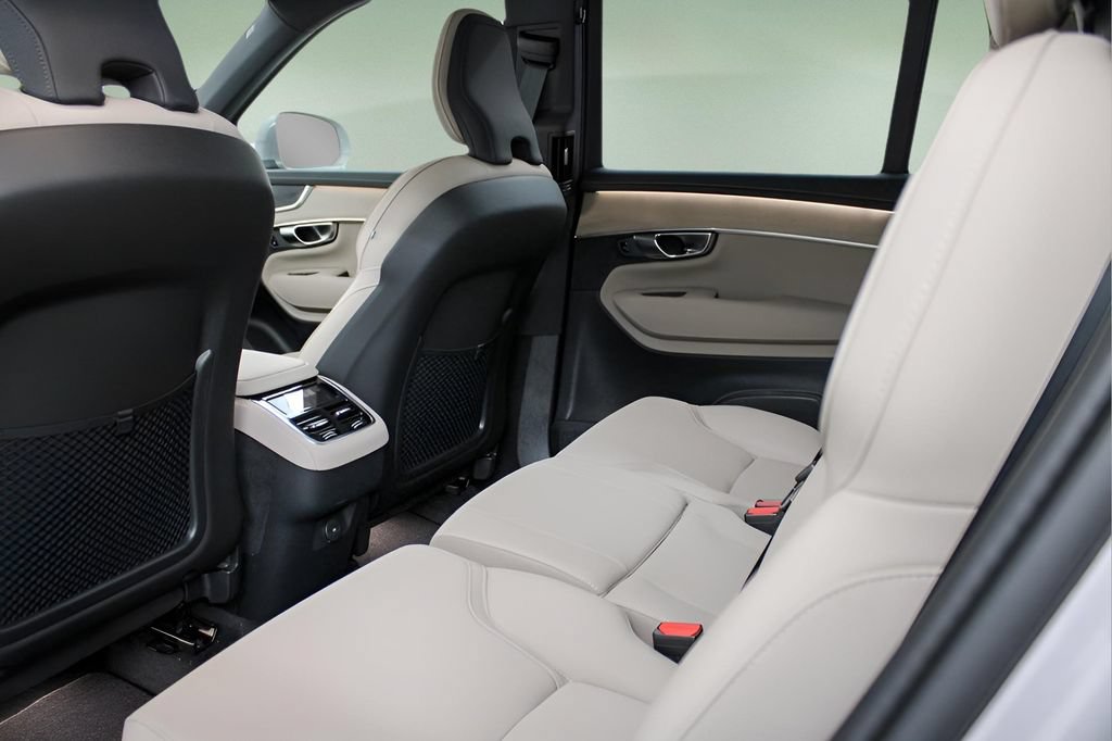 Used 2026 Volvo XC90 B5 Plus w/ Protection Package Premier AWD/4WD image 12