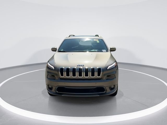 Used 2017 Jeep Cherokee Overland w/ Technology Group AWD/4WD image 3