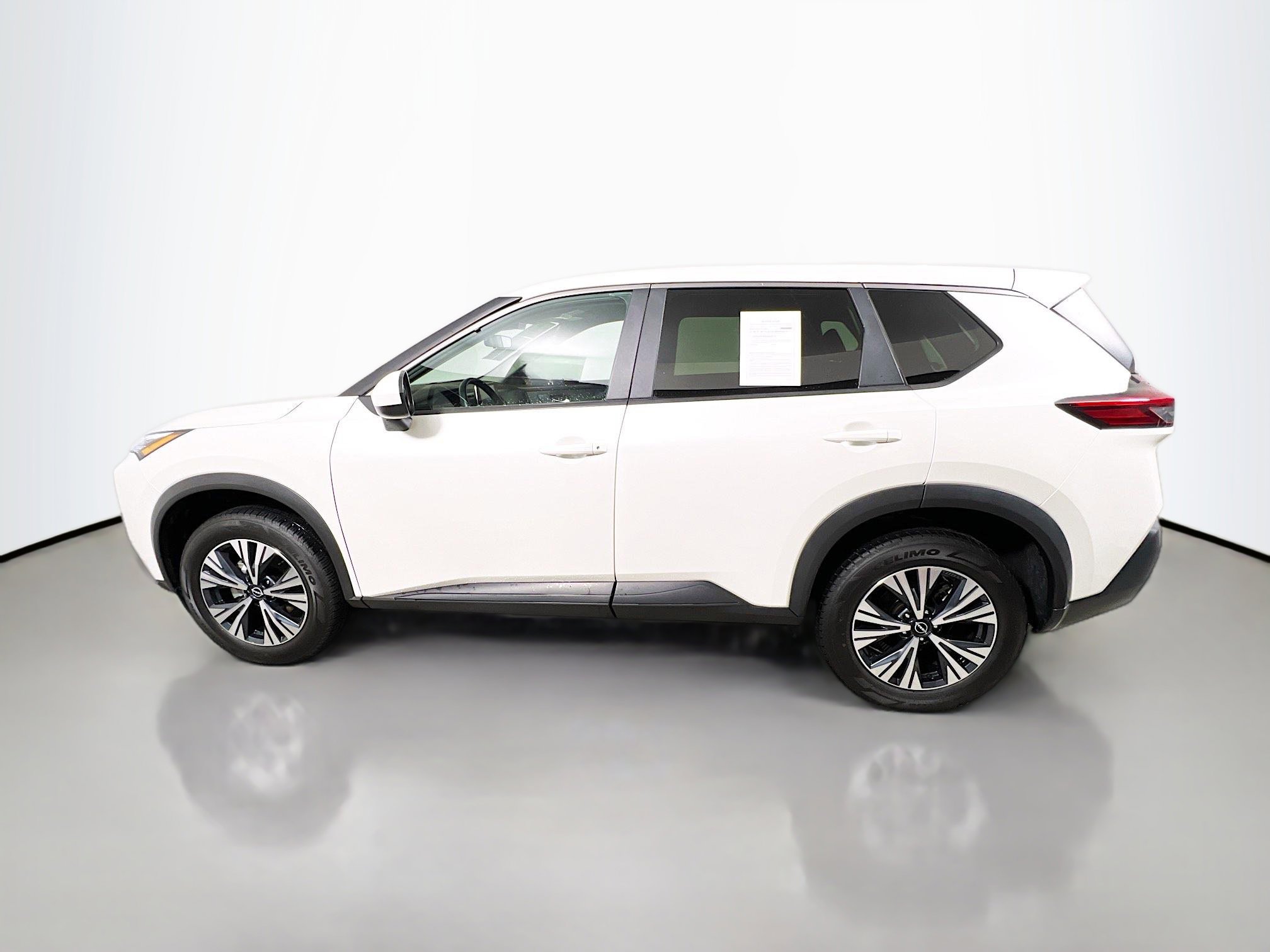 Used 2023 Nissan Rogue SV image 9