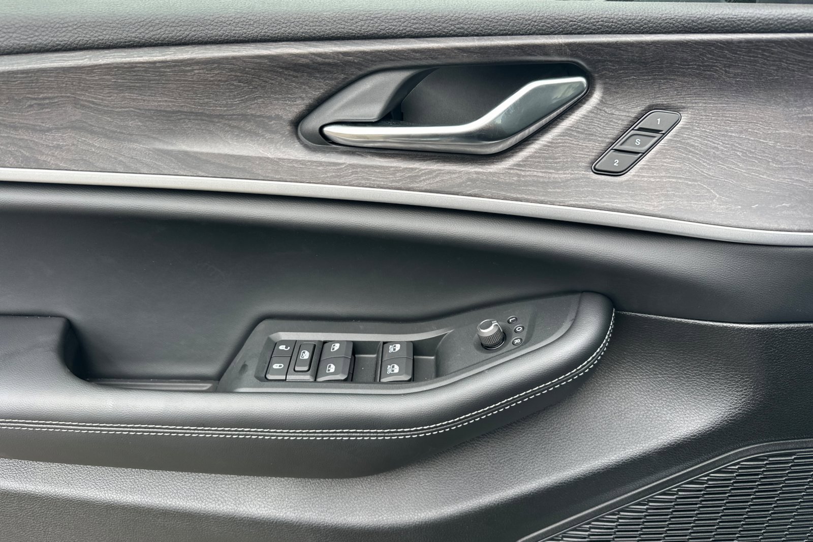 New 2025 Jeep Grand Cherokee L Limited w/ Black Appearance Package image 10