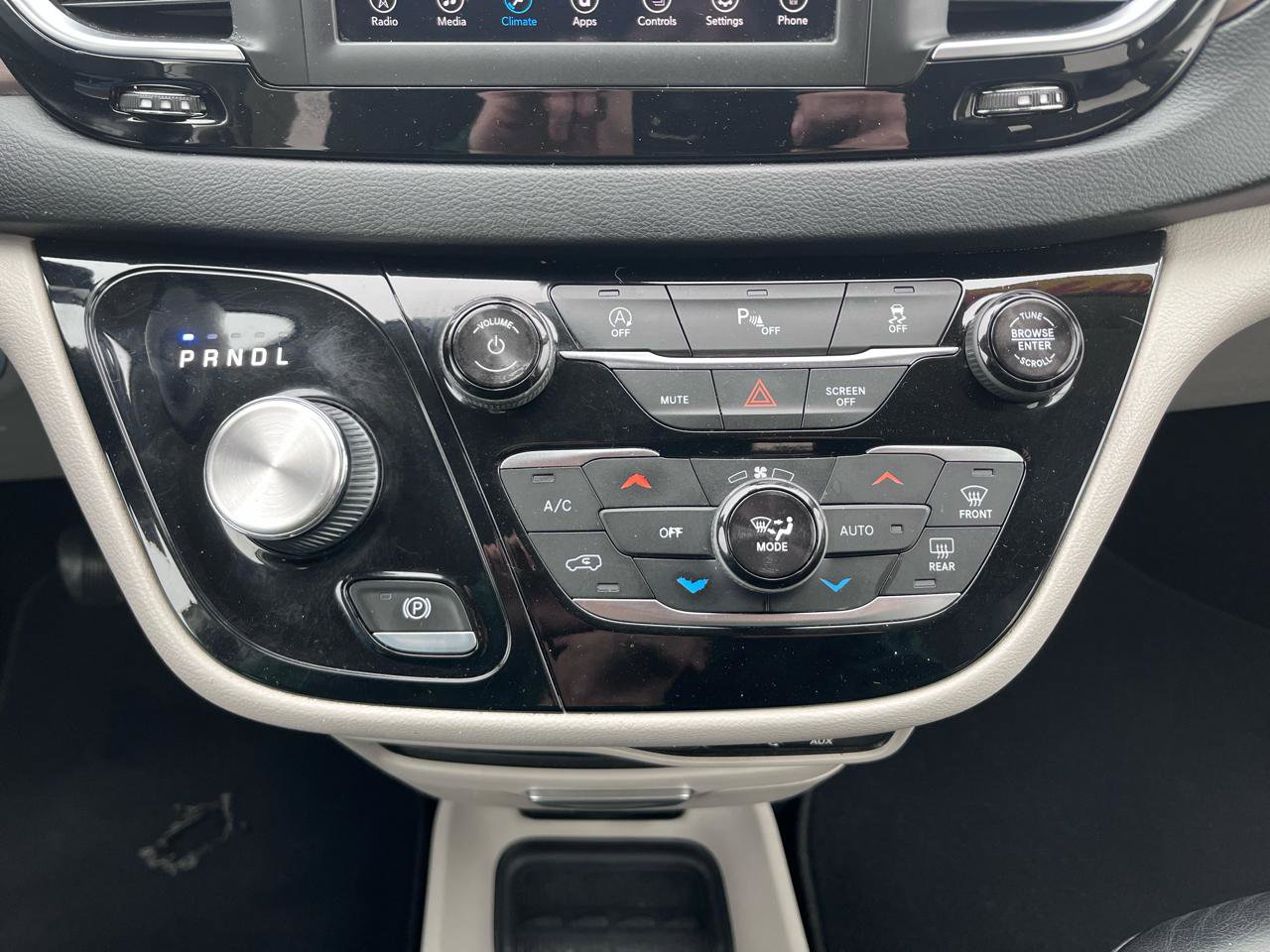 Used 2018 Chrysler Pacifica Touring-L image 38