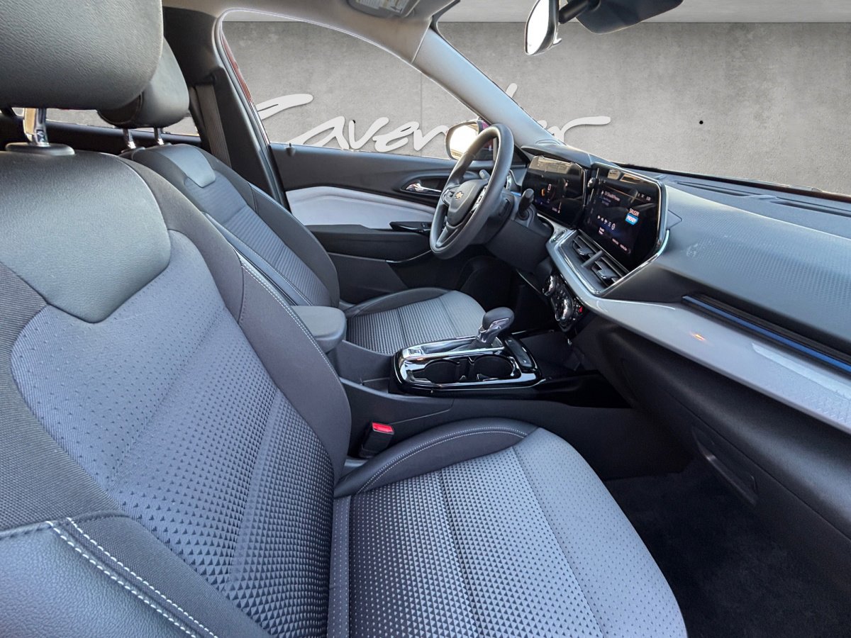 Used 2025 Chevrolet Trax LT image 29