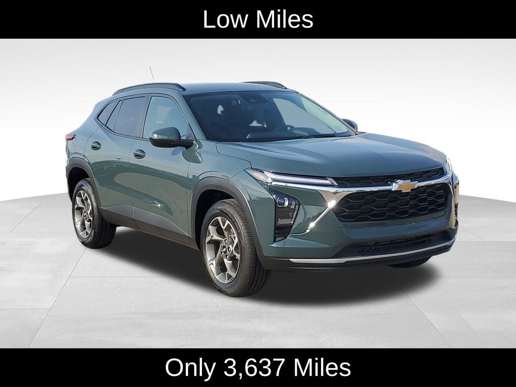Used 2025 Chevrolet Trax LT w/ LT Convenience Package image 2