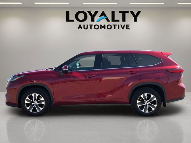 Used 2022 Toyota Highlander XLE image 2