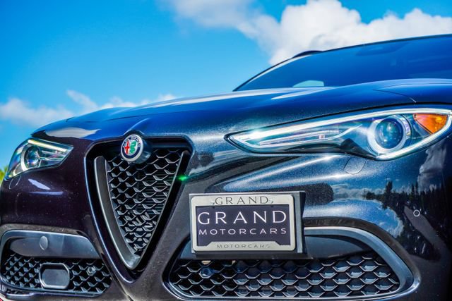 Used 2023 Alfa Romeo Stelvio Veloce AWD/4WD image 2