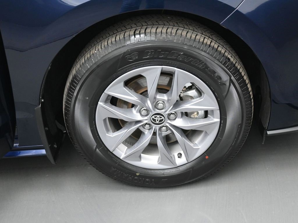Used 2025 Toyota Sienna LE image 35
