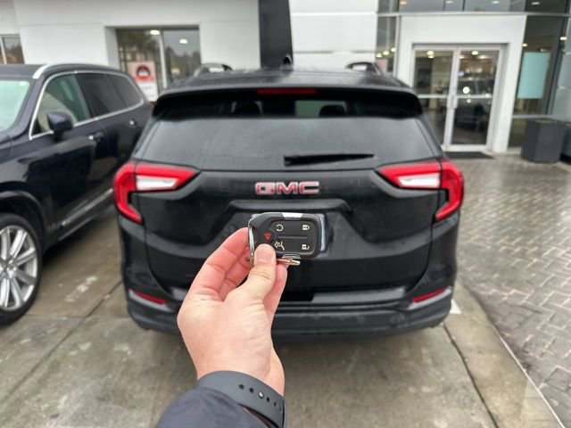Used 2023 GMC Terrain SLE w/ Driver Convenience Package image 4