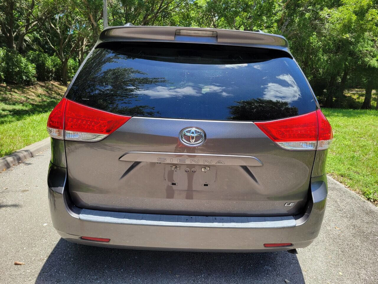 Used 2012 Toyota Sienna LE image 6