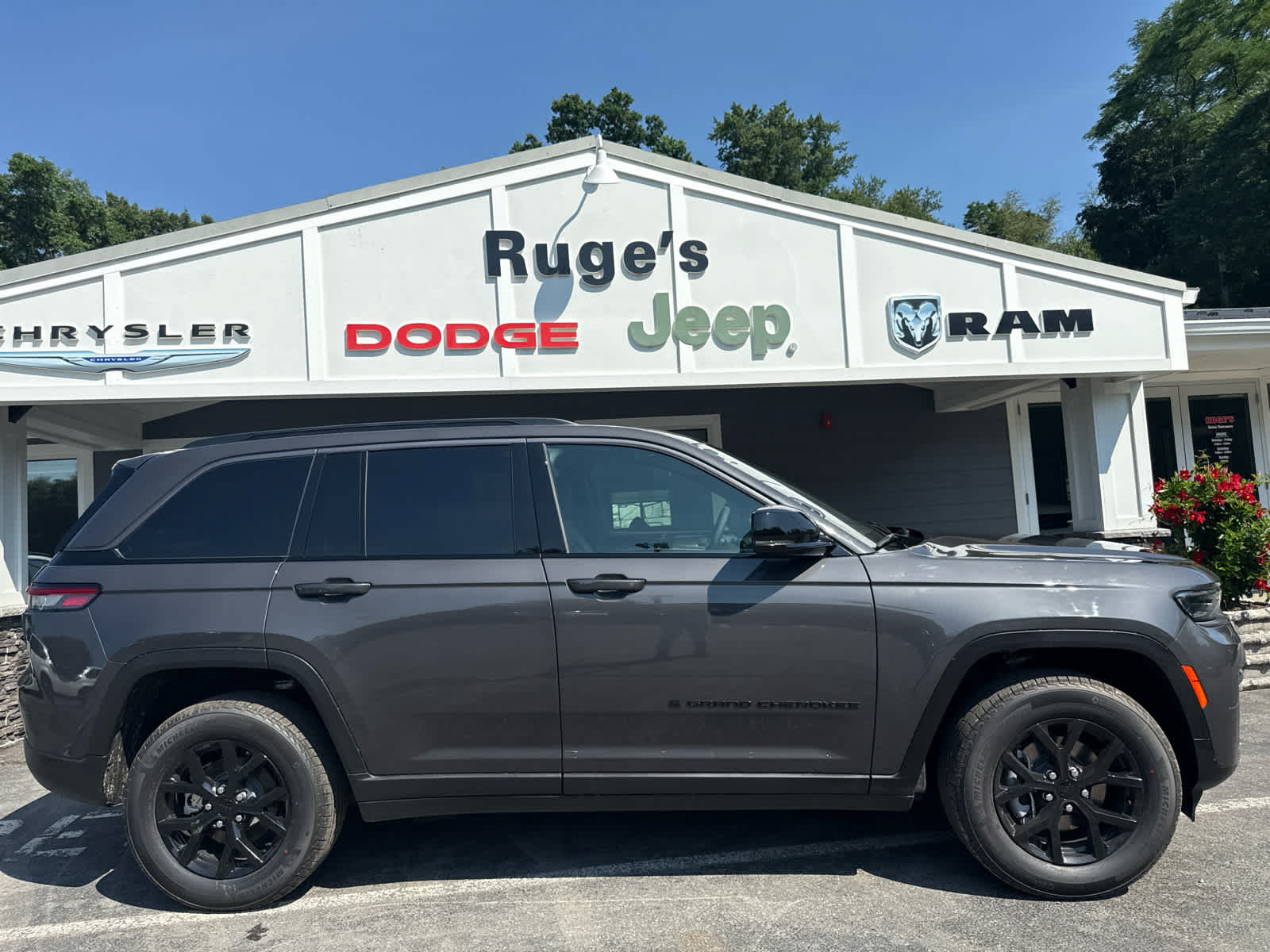 New 2026 Jeep Grand Cherokee Altitude AWD/4WD image 2