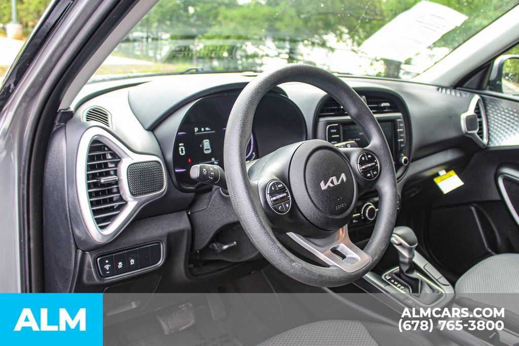 Used 2025 Kia Soul LX w/ LX Technology Package FWD image 31