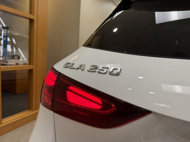 Used 2024 Mercedes-Benz GLA 250 4MATIC w/ Exclusive Package image 6