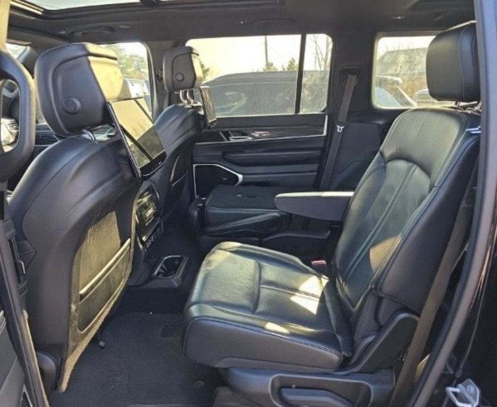 Used 2022 Jeep Wagoneer Series III w/ Premium Group I image 4