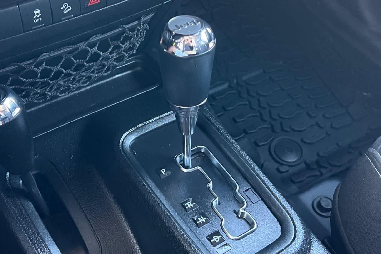 Used 2018 Jeep Wrangler Unlimited Sahara AWD/4WD image 25