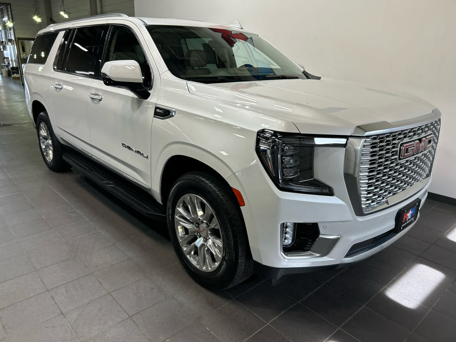 Used 2023 GMC Yukon XL Denali AWD/4WD image 2