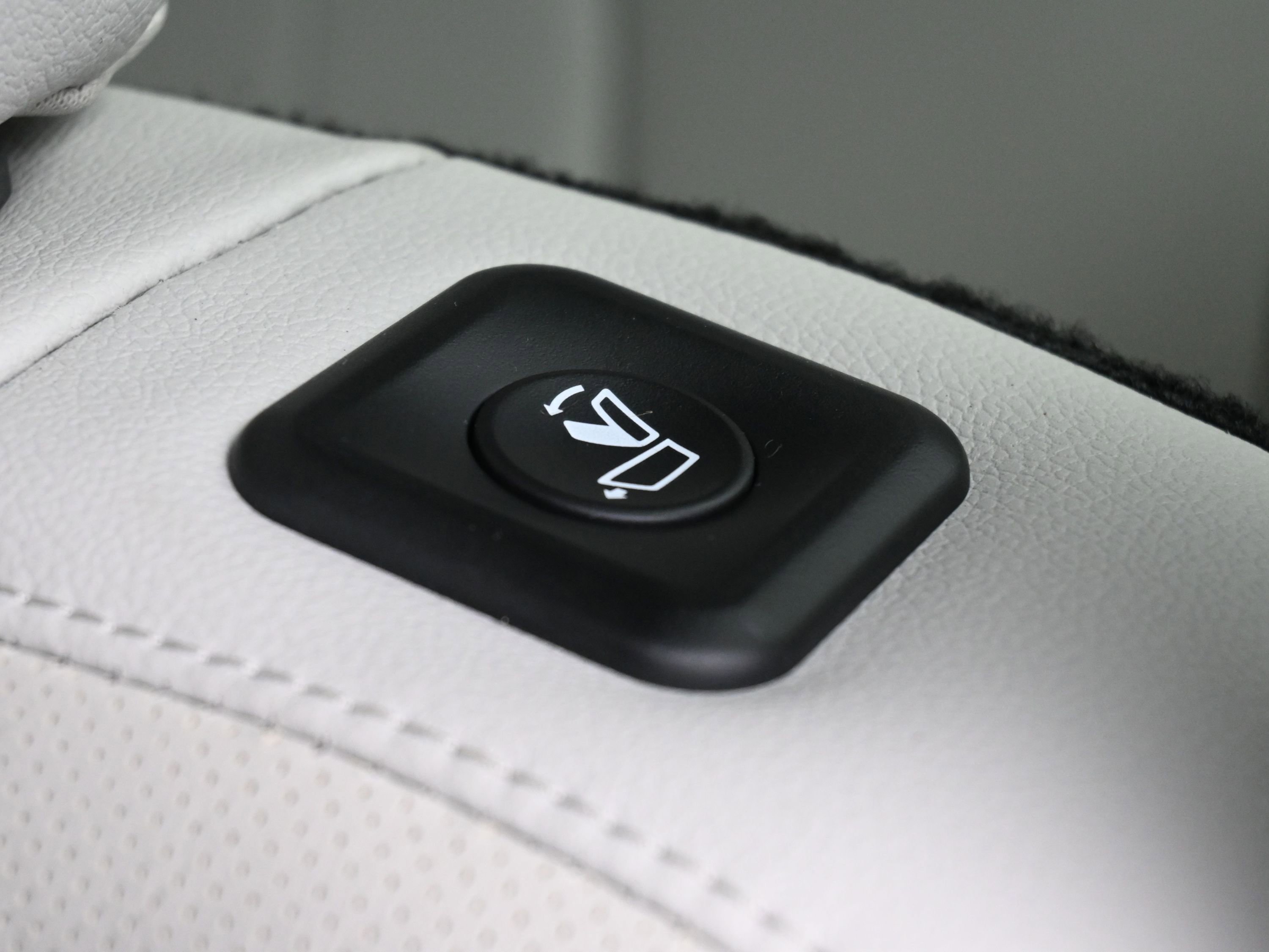 Used 2024 Kia Telluride EX w/ EX Captain's Chair Package image 19