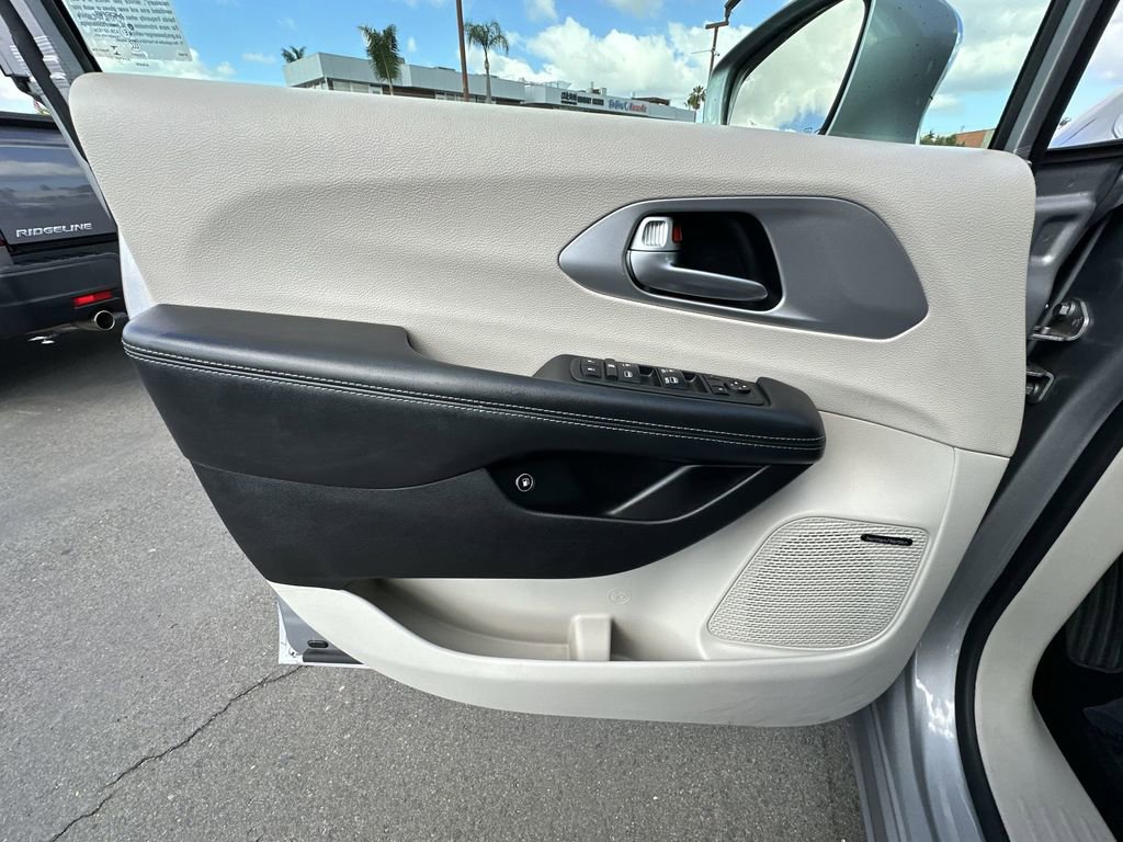 Used 2018 Chrysler Pacifica Limited w/ Advanced Safetytec Group FWD image 21