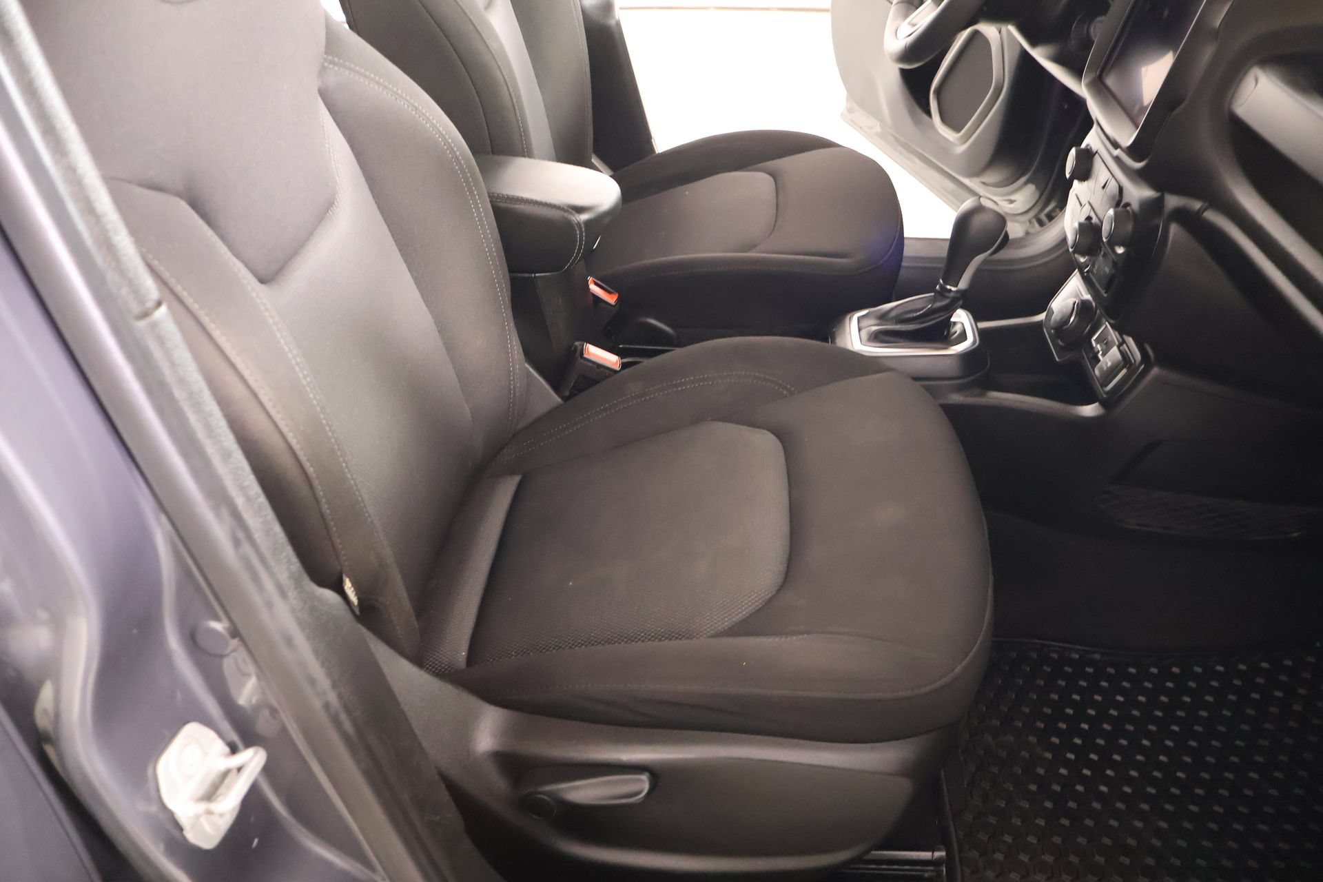 Used 2023 Jeep Renegade Latitude AWD/4WD image 14