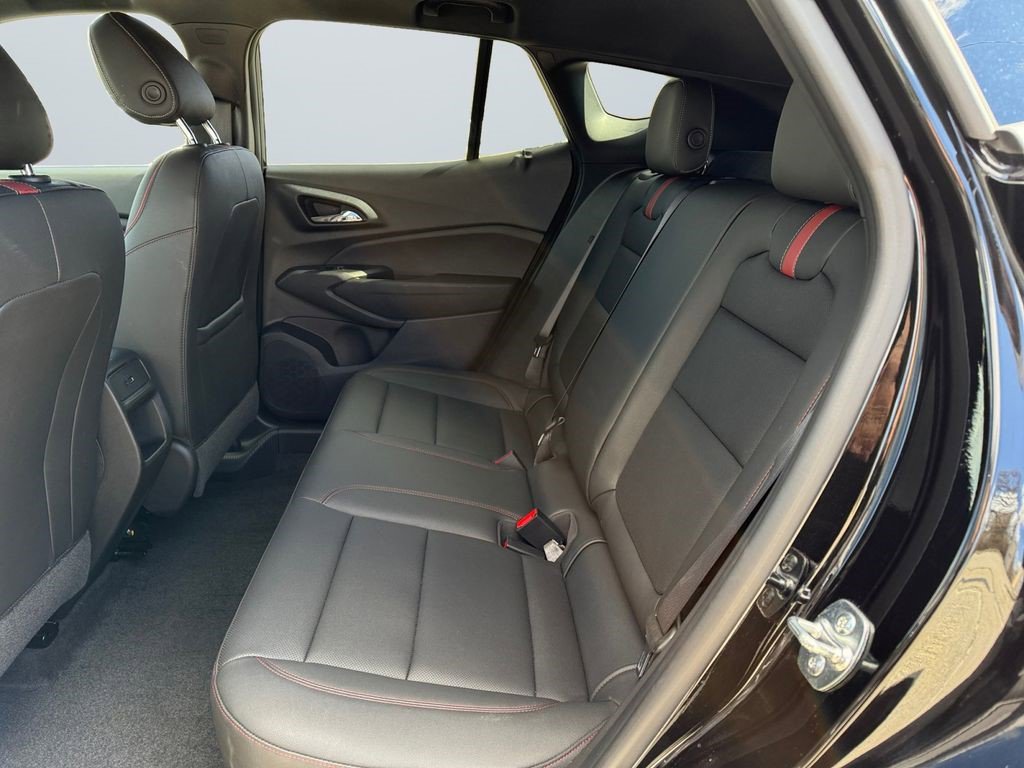 Certified 2025 Chevrolet Trax RS w/ Sunroof Package FWD image 20
