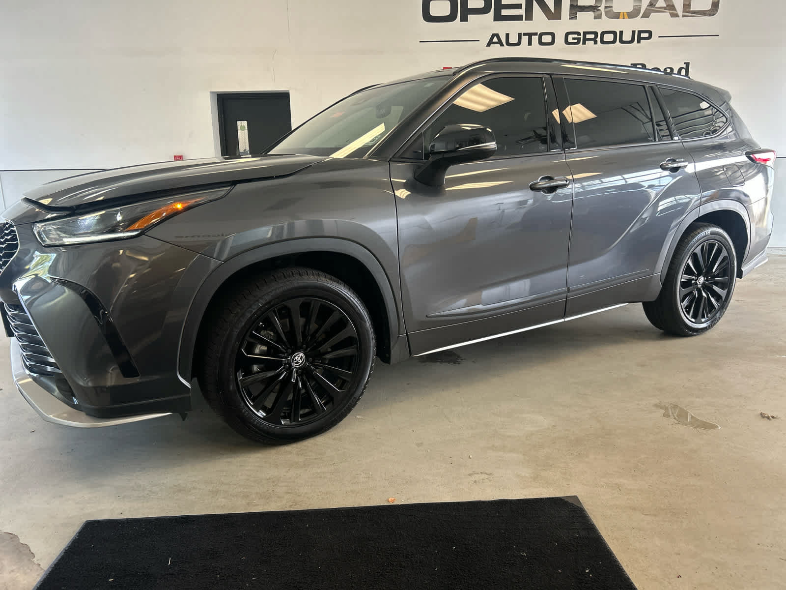 Used 2023 Toyota Highlander XSE AWD/4WD image 3