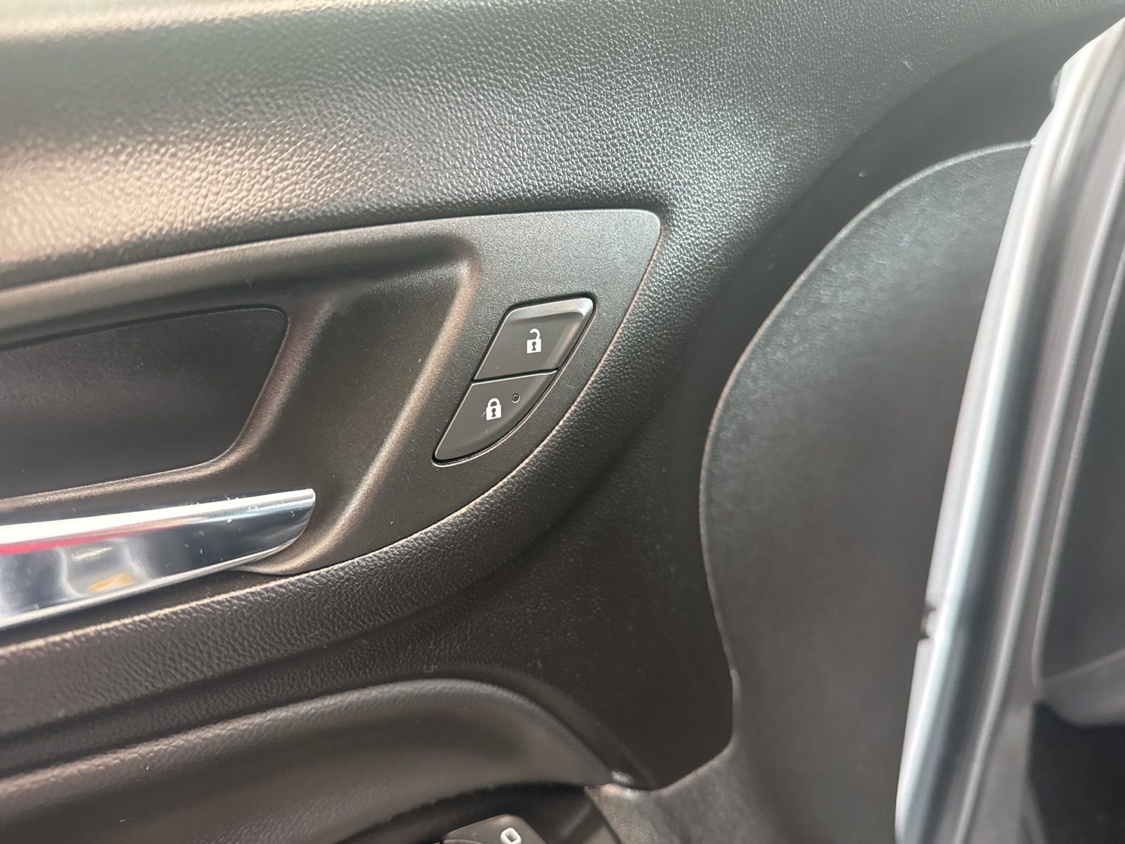 Used 2023 Chevrolet Equinox Premier image 20