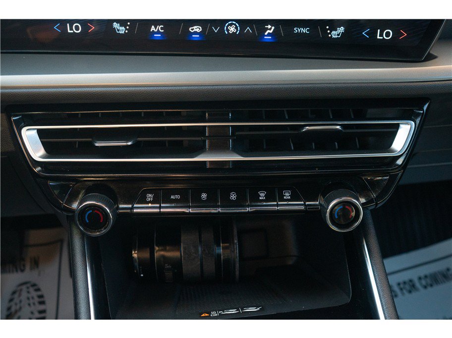 Used 2024 Chevrolet Traverse LT w/ Midnight/Sport Edition FWD image 15