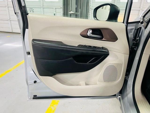Used 2023 Chrysler Voyager LX image 25
