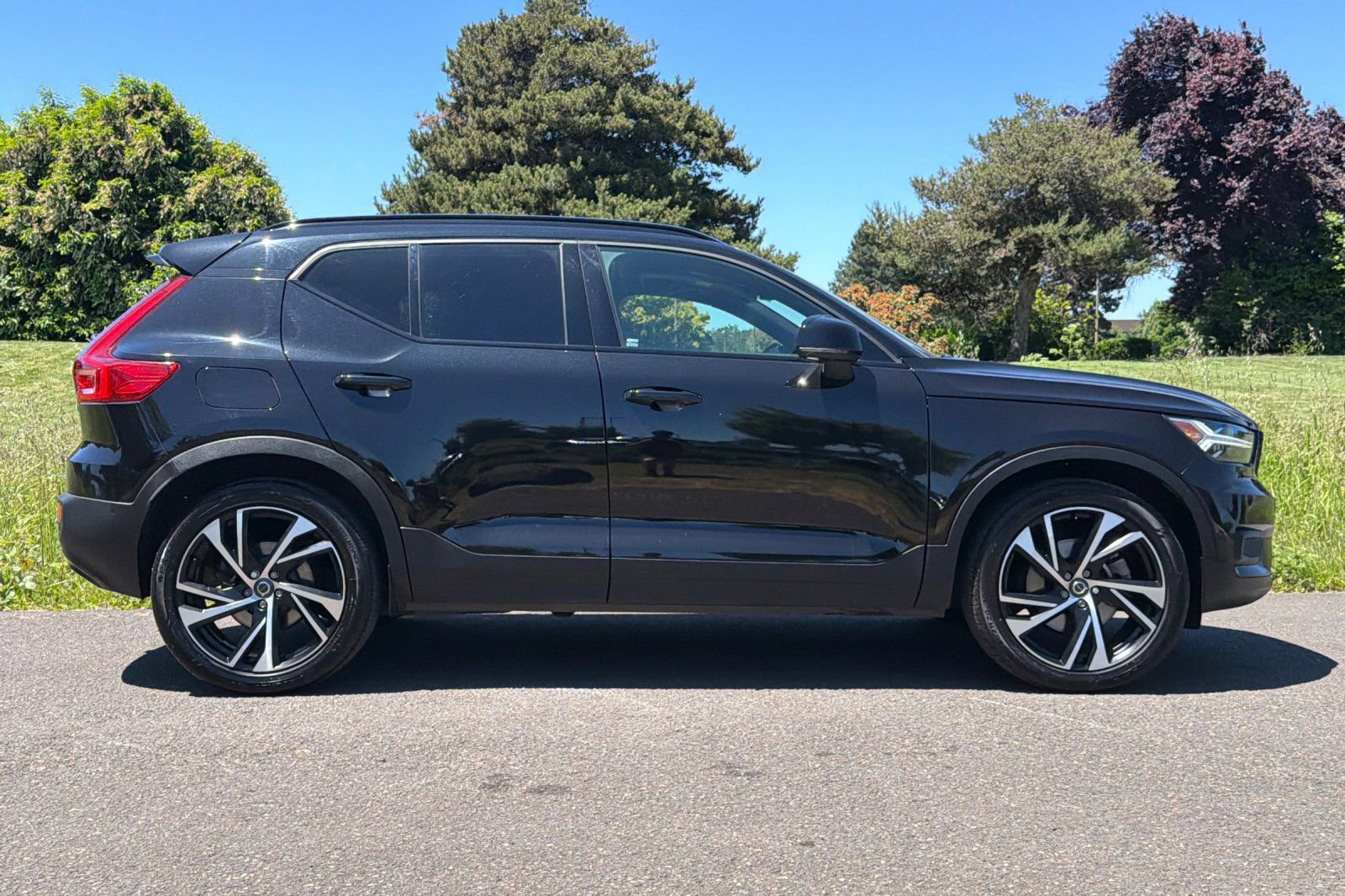 Used 2022 Volvo XC40 T5 R-Design w/ Advanced Package AWD/4WD image 2