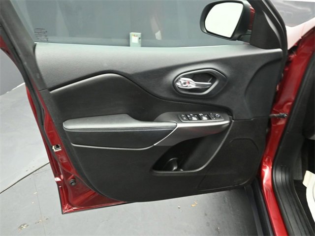 Used 2019 Jeep Cherokee Latitude w/ Cold Weather Group image 19