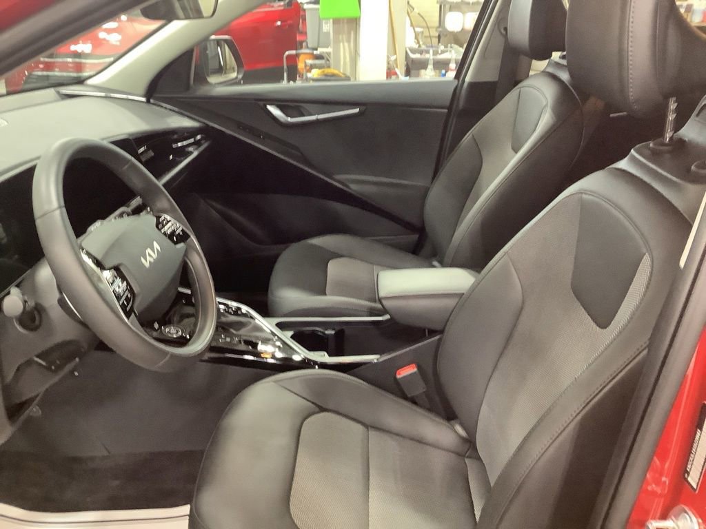 Used 2025 Kia Niro EX image 20