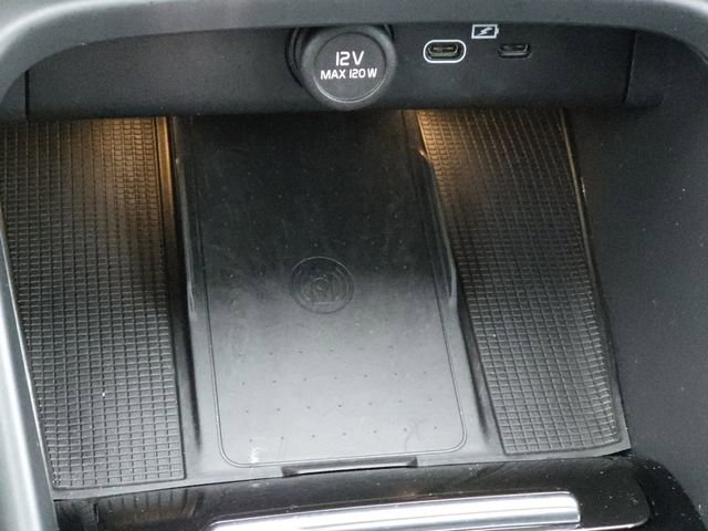 Used 2025 Volvo XC40 B5 Plus image 16