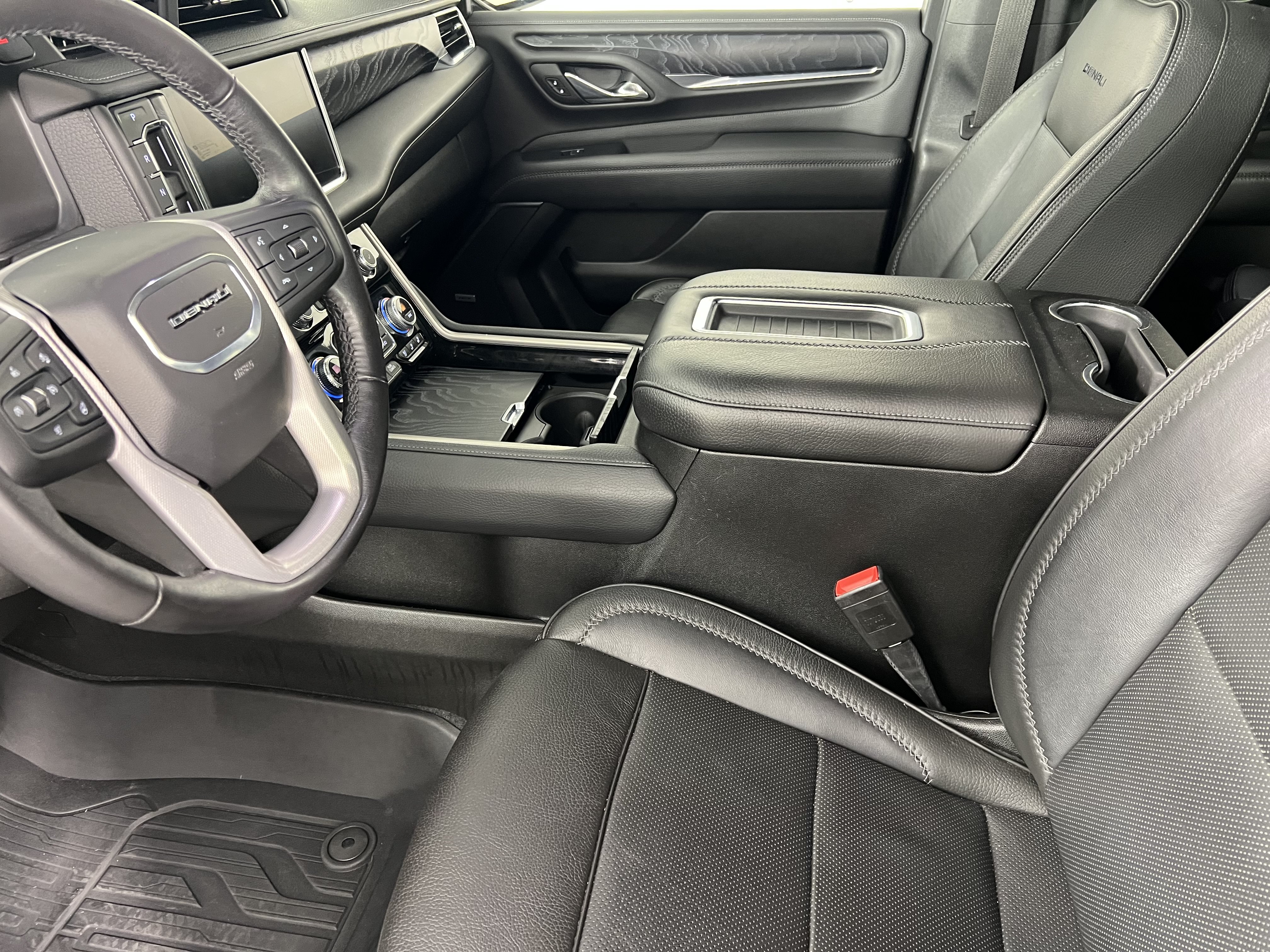 Used 2021 GMC Yukon Denali w/ Denali Premium Package AWD/4WD image 4