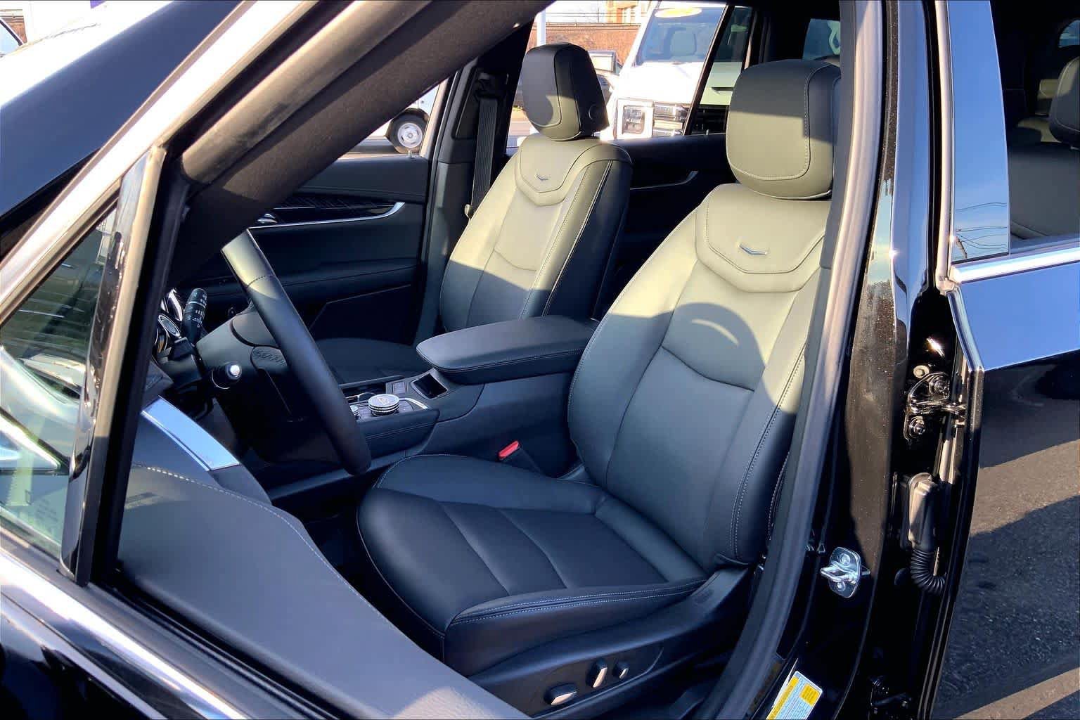 Used 2025 Cadillac XT6 Premium Luxury w/ Technology Package image 9