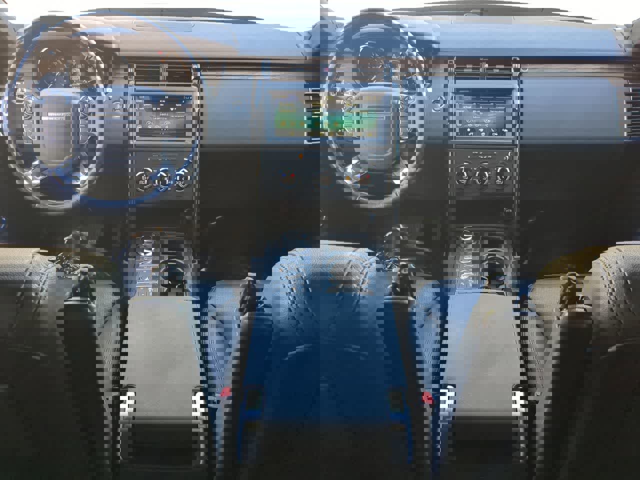 Used 2018 Land Rover Discovery SE image 15