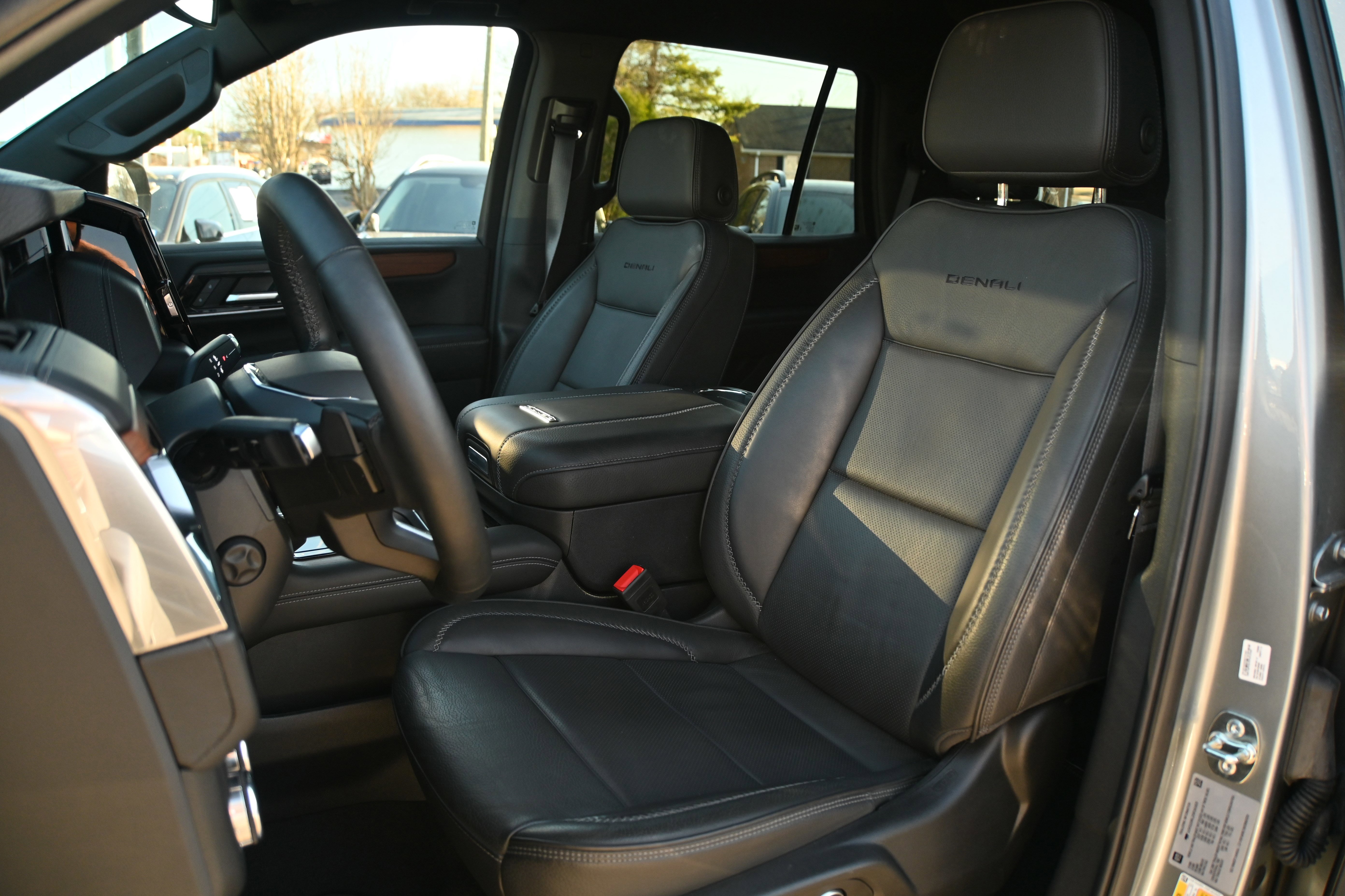 Used 2025 GMC Yukon Denali image 7